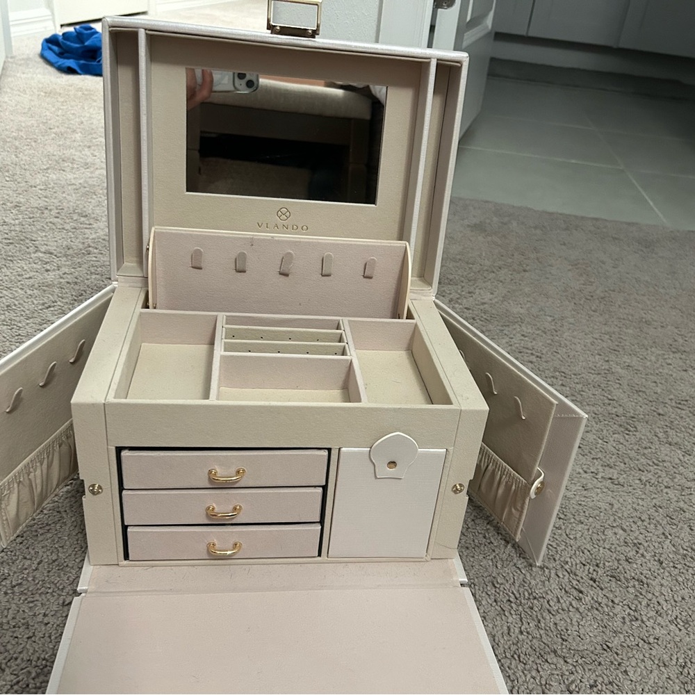 Viando Cream Jewelry Organizer with Mirror